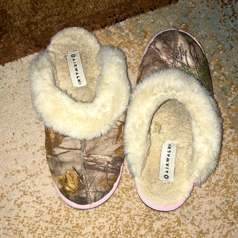Iam sewing, camouflage, fluffy house shoes they are brown I don’t know the brand